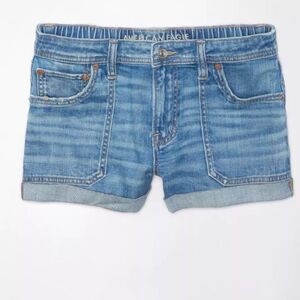 AMERICAN EAGLE DREAMY DRAPE STRETCH DENIMN EASY SHORTIE - 18